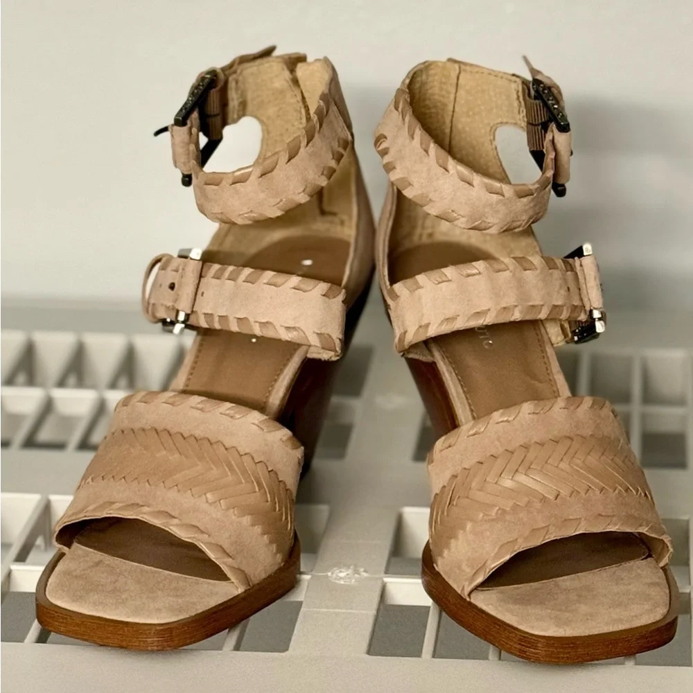 NWOB Vince Camuto Suraylin Truffle Taupe Heeled‎ Sandal